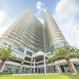 Luxury condo with gorgeous view to Ha Long Bay, hotel in Ha Long