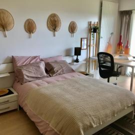 Viesnīca Chez Isa, espace prive,1 chambre, salle de bain, coin cuisine, terrasse, jardin, entrée autonome, parking pilsētā Ceyrat