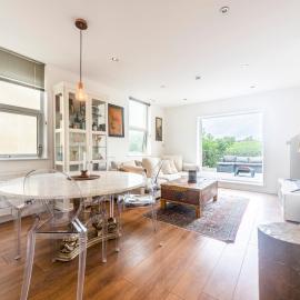 Luxurious Flat with Large Private Terrace - Pass the Keys