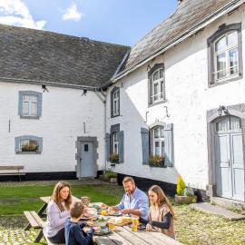 Manoir de Sterpigny, château-ferme 17ème siècle gîte la Tour, hotel u gradu Gouvy