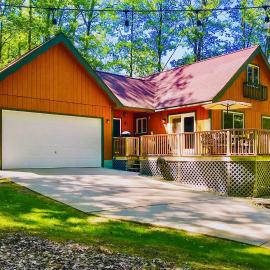 Higgins Lake Retreat - Hike, Swim, Relax!、Roscommonのホテル