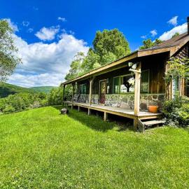 Rustic Retreat Hike Unwind and Explore Charming Towns, hotell i Vega