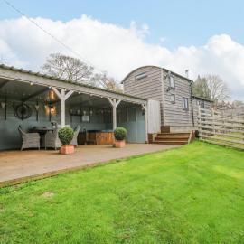 Shepherds Cabin at Titterstone Hot Tub & Dog-Friendly near Ludlow, hotel in Farden