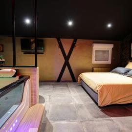 Suite romantique avec ambiance cocooning, hotel in Saint-Genest-Lerpt