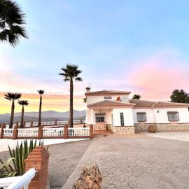 CasaBlanca Villa Rural con piscina y barbacoa, hotel a La Viñuela