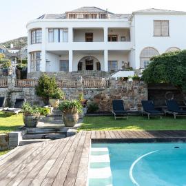 Chartfield Guesthouse، فندق في كالكباي