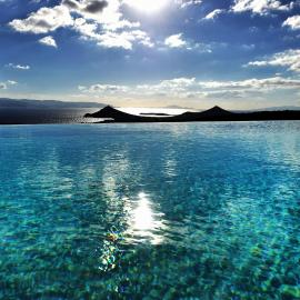Villa Acqua · Gorgeous pool villa, stunning sea views, helipad!, hotel v destinaci Parasporos