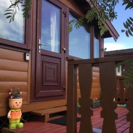 Log cabin - free parking garden & pet friendly