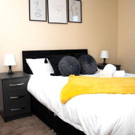 XB Property - Comfy house perfect for families contractors relocators, hotel in West Bromwich