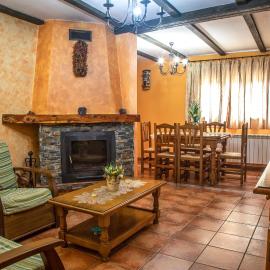 Apartamentos Cruz Mar, готель у місті Poveda de la Sierra