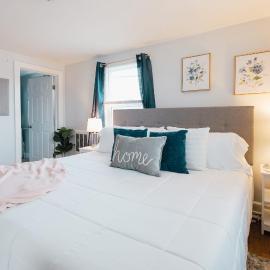 Villa Chic near Downtown Bristol King Bed