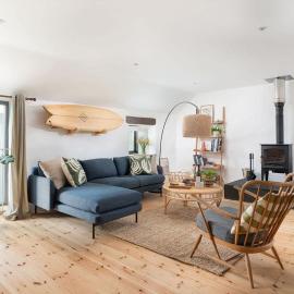 Naut Retreat, The Cart Lodge - Cosy cottage, walk to Porthcurno beach, Pedn Vouder & Minack Theatre, hotel in Penzance