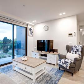 The Hamptons -Coastal Luxe Dual Suite - 2 Bed 2 Bath, Rooftop Pool & Free Parking