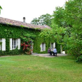 Gîte spacieux avec jardin, piscine, cheminée, et équipements bébé au cœur des vignes du Cognac