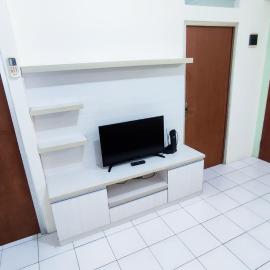 Lily Room at Apartment Cibubur Village, hotel in Cibubur