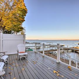 Lakefront Romulus Retreat w/ Private Dock!, hotelli kohteessa Romulus