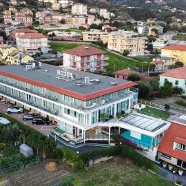 Poggio Hotel, готель у місті Аренцано