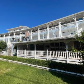 Diaporos Hotel、ブアブロウのホテル