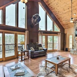 Spacious Lead Getaway w/ Private Hot Tub & Deck!, Hotel in Lead