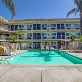 Motel 6-San Bernardino, CA - North, hotel di Serrano Village