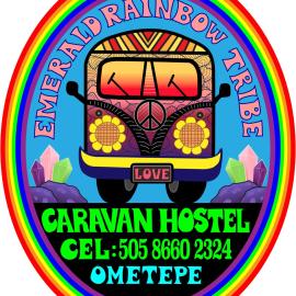 Rainbow Caravan Hostel โรงแรมในLas Pilas