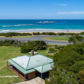 Sunny's Beach House in Apollo Bay with Jacuzzi, готель у місті Marengo