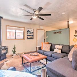 Near Hiking & Main St! Mtn-View Red River Retreat, hotel v mestu Red River