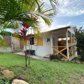 Charmant bungalow avec piscine Kaz' Basse, hotel en Bouillante