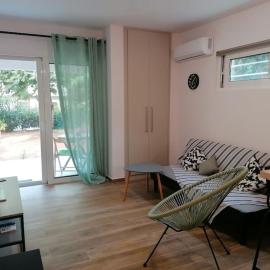 Cosy and Relax Studio by the sea, with garden, hotel in Saronida