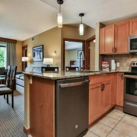 Luxury Falcon Crest Lodge 1 Bedroom 1 Pullout Kitchen Hot Tub, hotel en Canmore