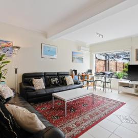 Black Dolphin Waterfront Apartment, hotell sihtkohas San Remo