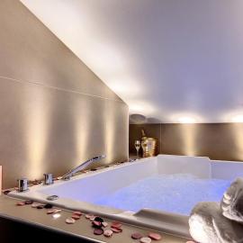 Cocon Blanc câlin avec Jacuzzi privatif - LoveRoom Insolite, Hotel in Saint-Étienne