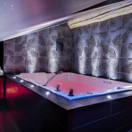 Suite Rouge baiser avec Jacuzzi privatif - LoveRoom Insolite, Hotel in Saint-Étienne