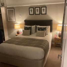 Oak Tree Lodge & Holiday Parking, Hotel in Burstow