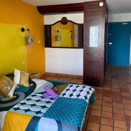 Studio au soleil levant, avec piscine, hotel in La Trinité