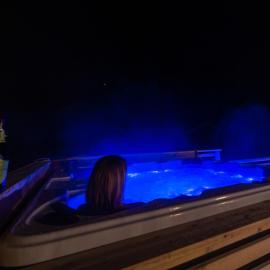 Arctic Lodge Tromvik with jacuzzi: Tromsø şehrinde bir otel