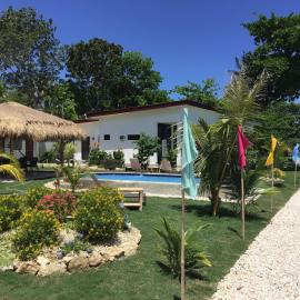 BambooBeachVilla2 AC NEW OCEANFRONT POOL sunsetview garden kitchen SATELLITE STARLINK WI-FI, viešbutis mieste Dimiao