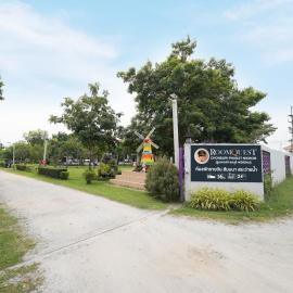 RoomQuest Chonburi Phanat Nikhom، فندق في Ban Noen Rae
