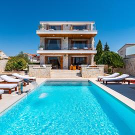 Villa Nena with heated pool, jacuzzi and sauna, hotel u gradu Kakma