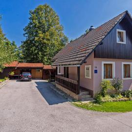Andrea in Sertić Poljana - Haus für 6 Personen, hotel in Plitvička Jezera