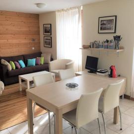 Appartement rénové 3 pièces, proche gare et remontées mécaniques - FR-1-330C-84, hótel í Briançon