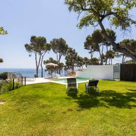 Frontline Sea Villa with Private Pool in Calella - POPETA، فندق في كاليلا دو بالافروجيل