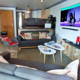 Appartement rénové chaleureux et moderne, 120m², 10-12 pers, accès direct aux pistes, stationnement inclus - FR-1-545-20