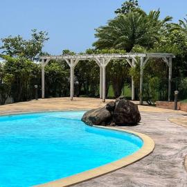 Zabana Lodge, dans un jardin tropical avec piscine, hotell i Saint-Claude