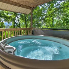 Peaceful Bryson City Cabin - Fire Pit & Hot Tub!, Hotel in Bryson City