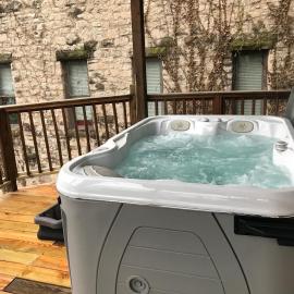 Private Luxury Suite with Hot Tub Downtown Eureka Springs、ユーレカ・スプリングスのホテル