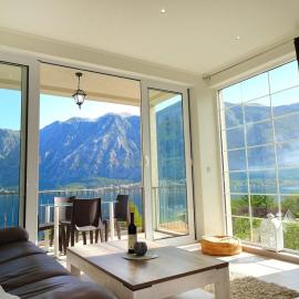 Bay of Kotor View Apartment with pool, хотел в Пърчан