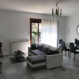 Haut de maison tout confort avec jardin et balcons