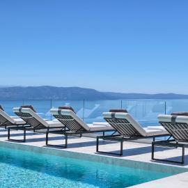 Villa Ultima with sea view, private pool, jacuzzi, gym and sauna, hotel in Vicani