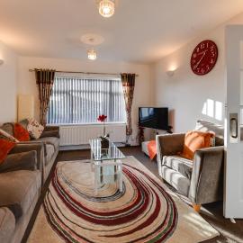3 BR Home l Free Parking l 5 Guests l Garden l Long Stays l, hotel in Wigan